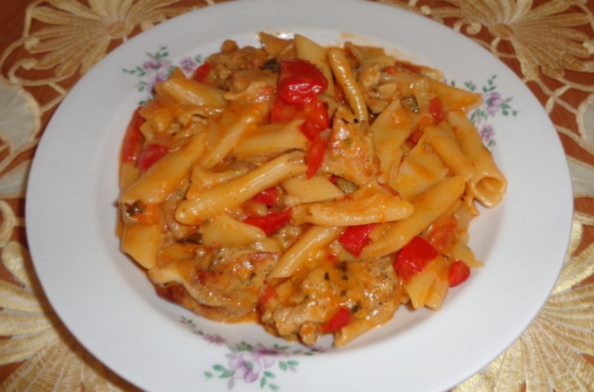 Makaron Pastani penne w sosie warzywnym z szynką i serem mozzarella.