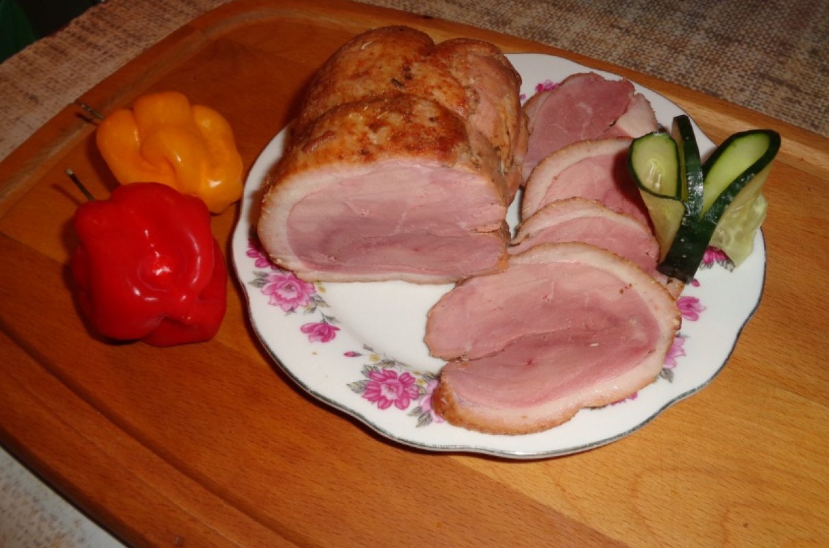 Wędzony filet z kaczki ze skórą.