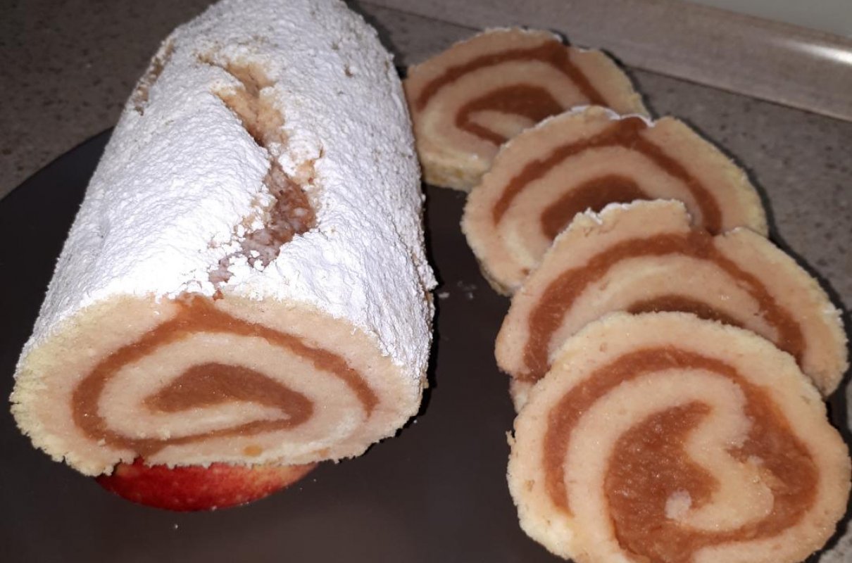 Rolada biszkoptowa z nadzieniem jabłkowym