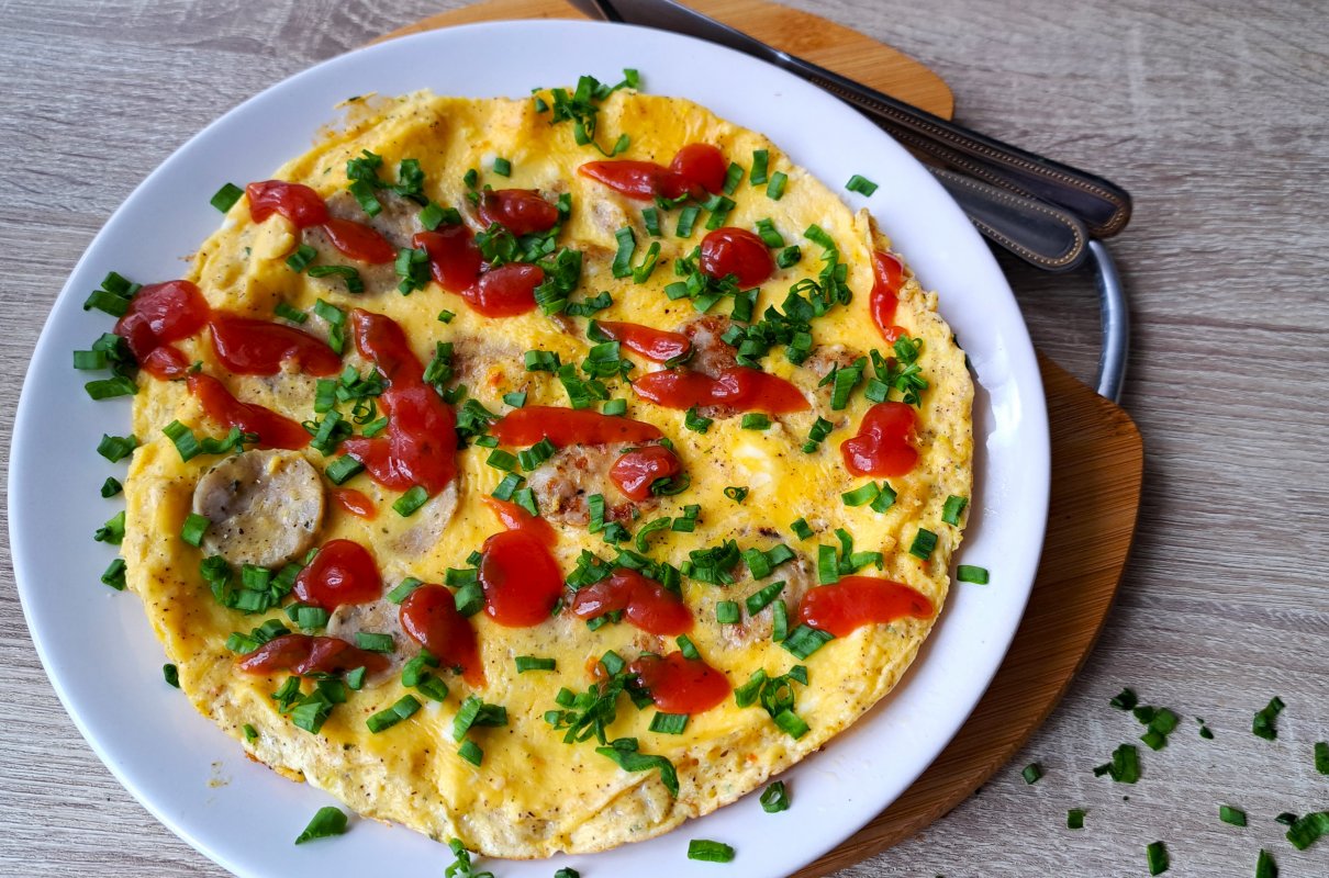 Śniadaniowy omlet z białą kiełbasą