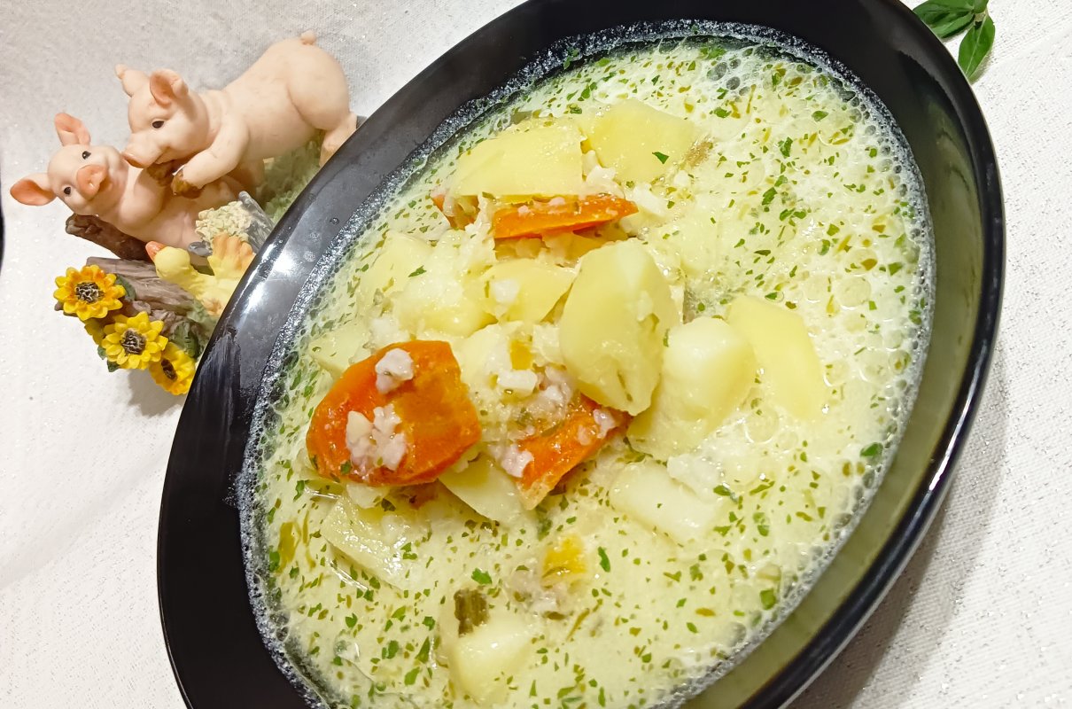 Zupa ogórkowa na ogonach wieprzowych