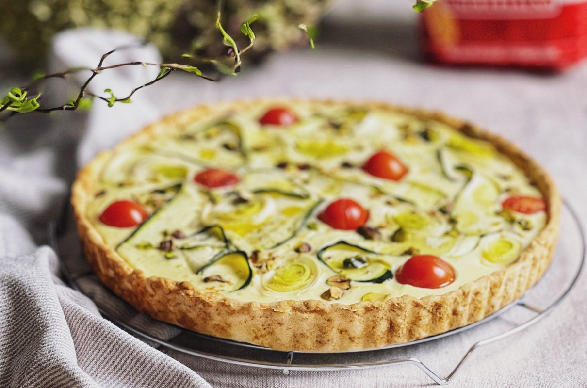 Tarta z cukinią, porem i pomidorkami koktajlowymi