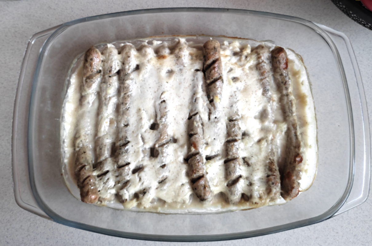 Kiełbasa pieczona w mleku kokosowym. Koniecznie wypróbuj ten przepis !