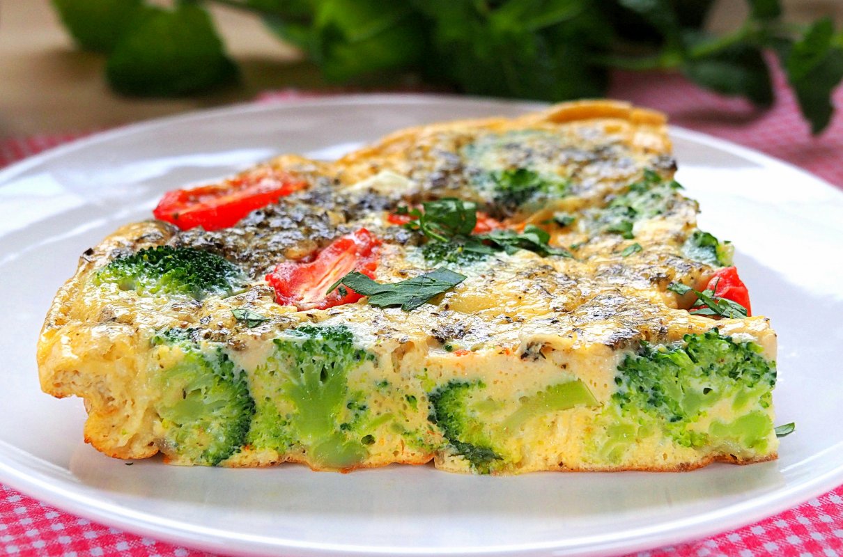 Frittata z brokułami i serem feta