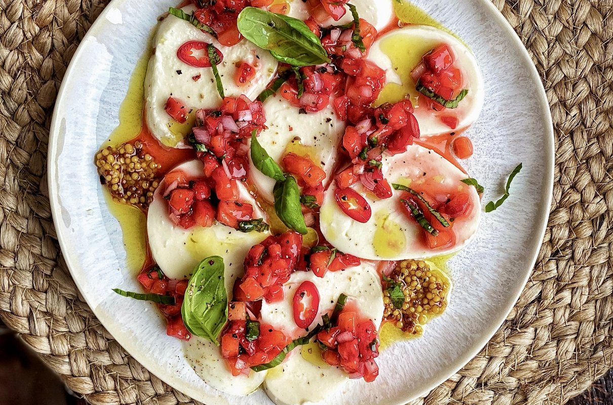 Mozzarella z salsą truskawkową