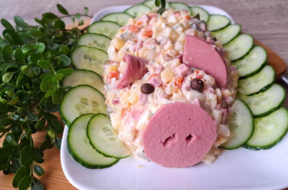 Sałatka z mortadelą i jarzynami z rosołu.