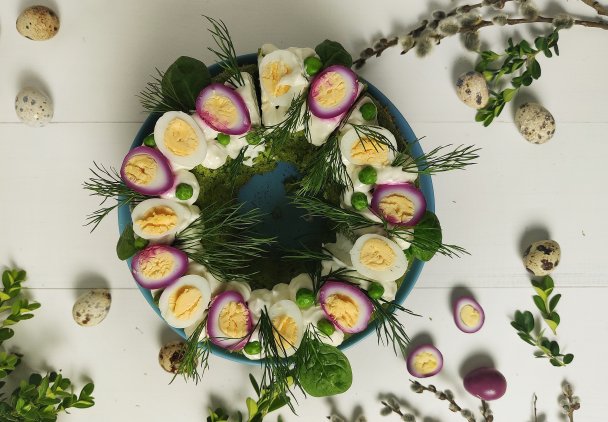 Wielkanocna babka z kuskusu na zielono, z kremem chrzanowym i kolorowymi jajkami przepiórki