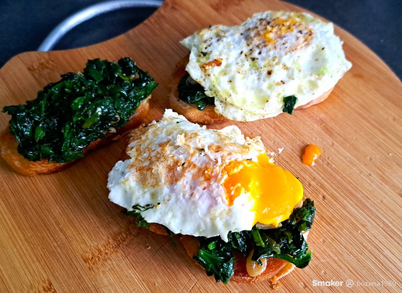  Śniadaniowe grzanki ze szpinakiem i jajkiem sadzonym 