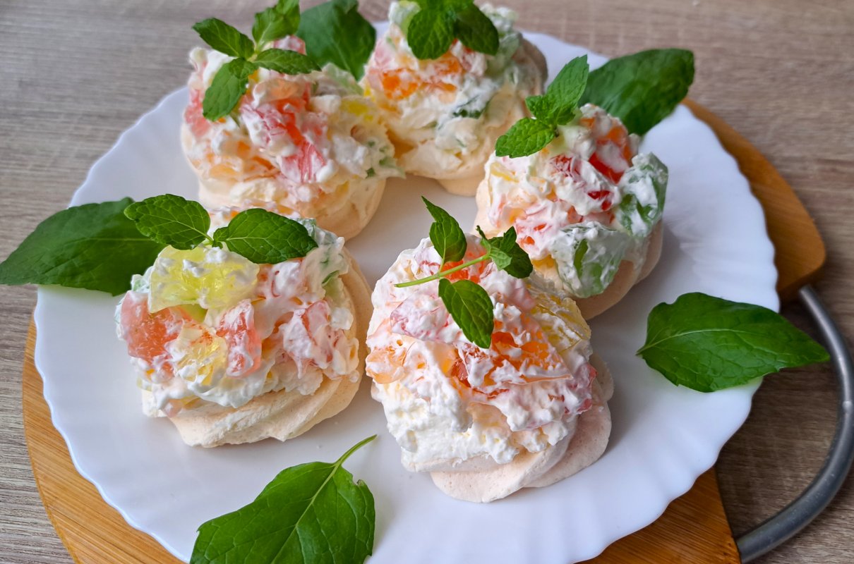Bezowy deserek ze śmietaną i galaretką.