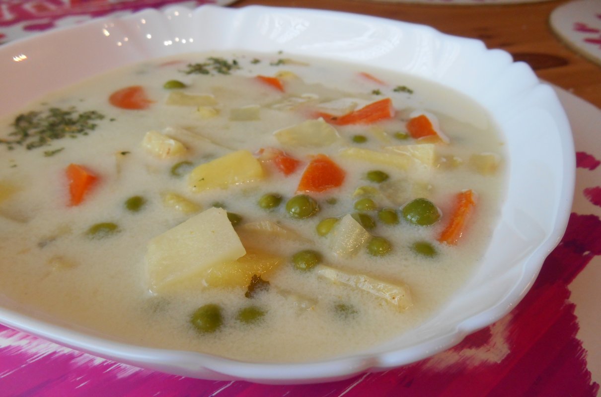 Zupa jarzynowa z zielonym groszkiem