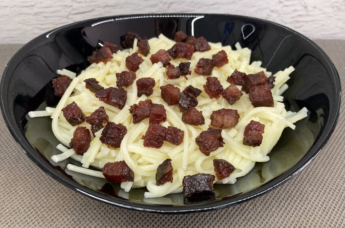 Makaron ze skwarkami z boczku
