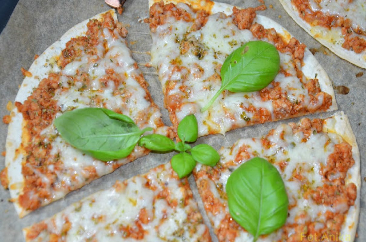 Pizza bolognese na tortilli