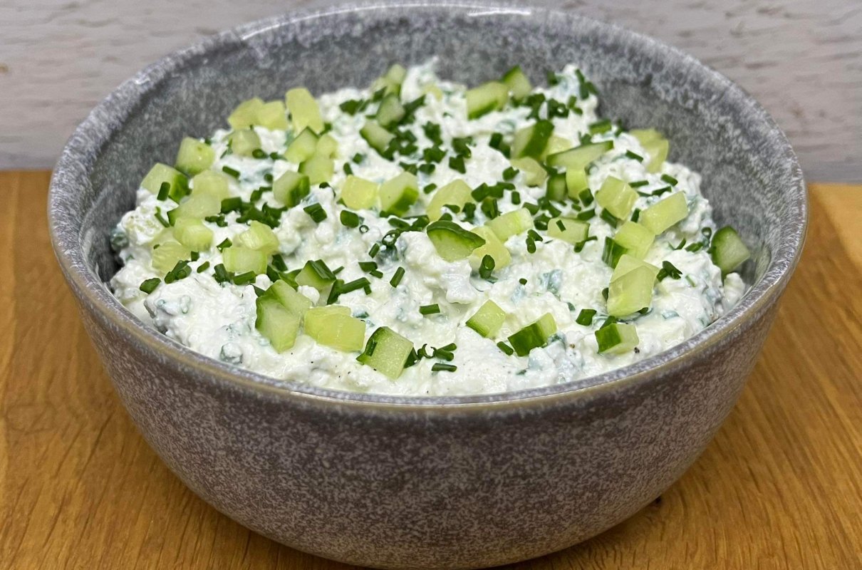 Pasta twarogowa z zielonym ogórkiem i szczypiorkiem