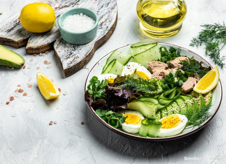  Sałatka z awokado i jajka 