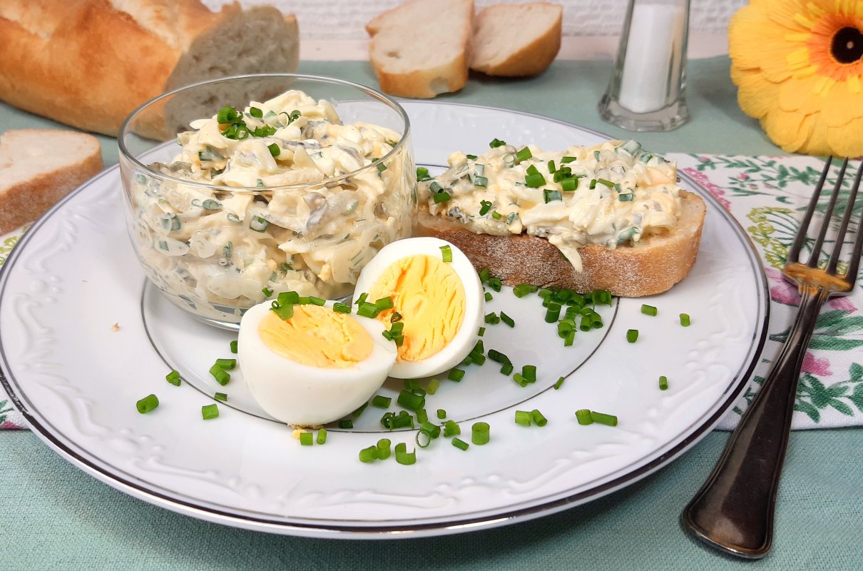 Pasta jajeczna z ogórkiem kiszonym i serem żółtym