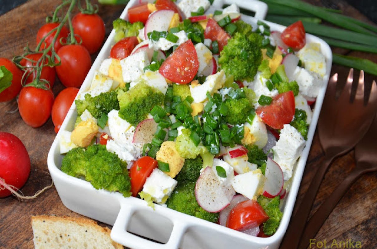 sa-atka-z-broku-a-rzodkiewki-i-sera-feta