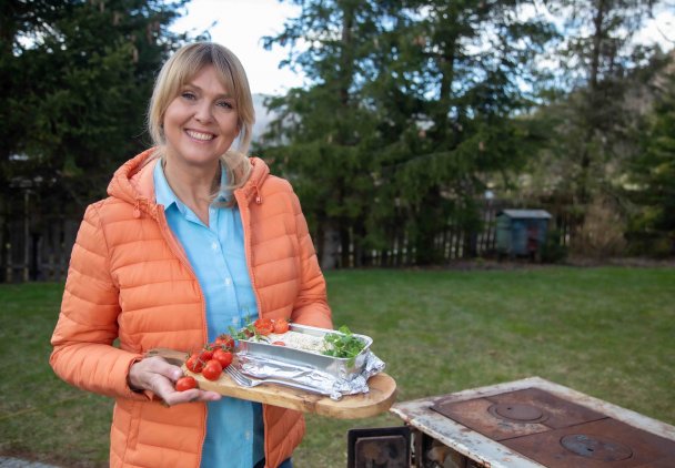 Ewa gotuje: Chłodnik z awokado, pstrąg w foremce, torcik na zimno z galaretką i truskawkami