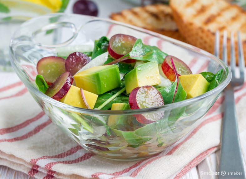  Sałatka z awokado i winogronami 