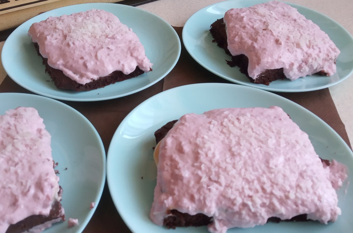 Brownie z buraka z jogurtem owocowym