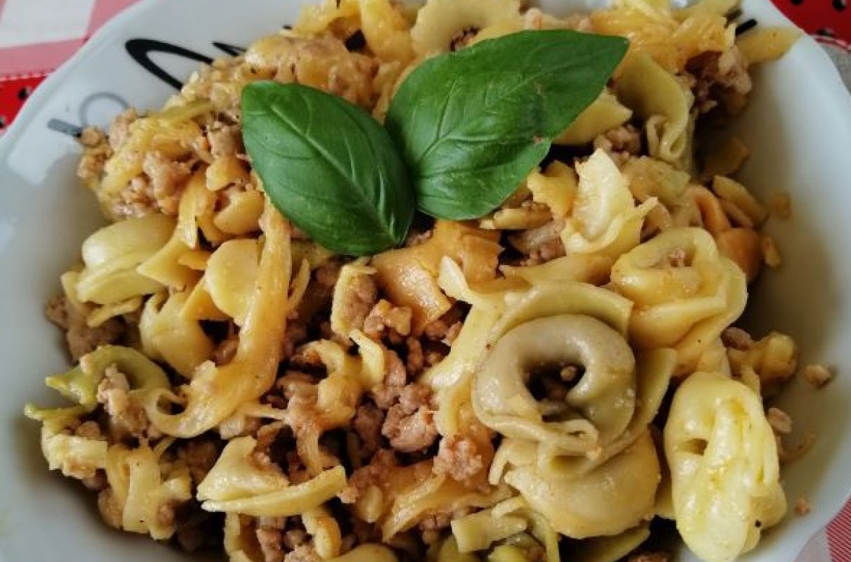 Makaron tortellini z mięsem mielonym i serem