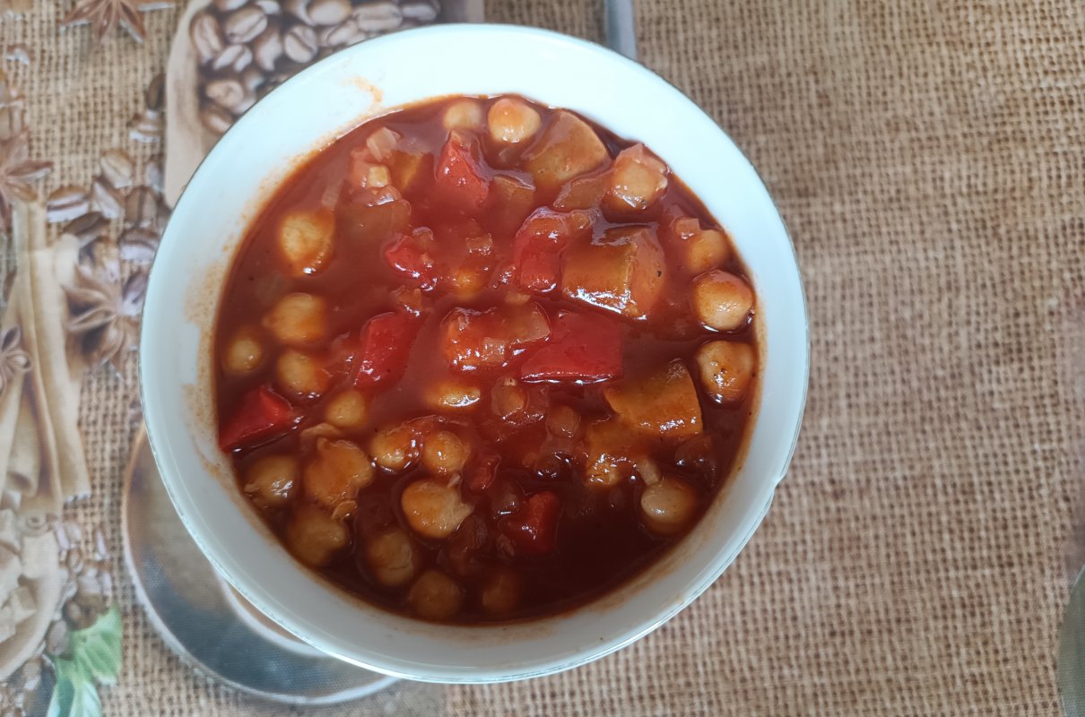 Potrawka z parówek, warzyw i ciecierzycy