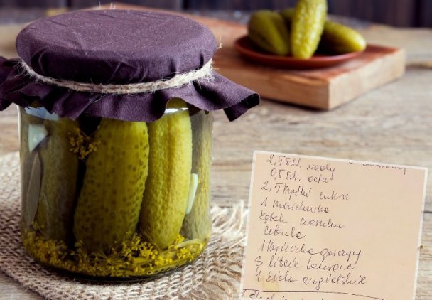 Chrupkie i twarde ogórki kiszone. Genialny sposób babci na kiszenie ogórków
