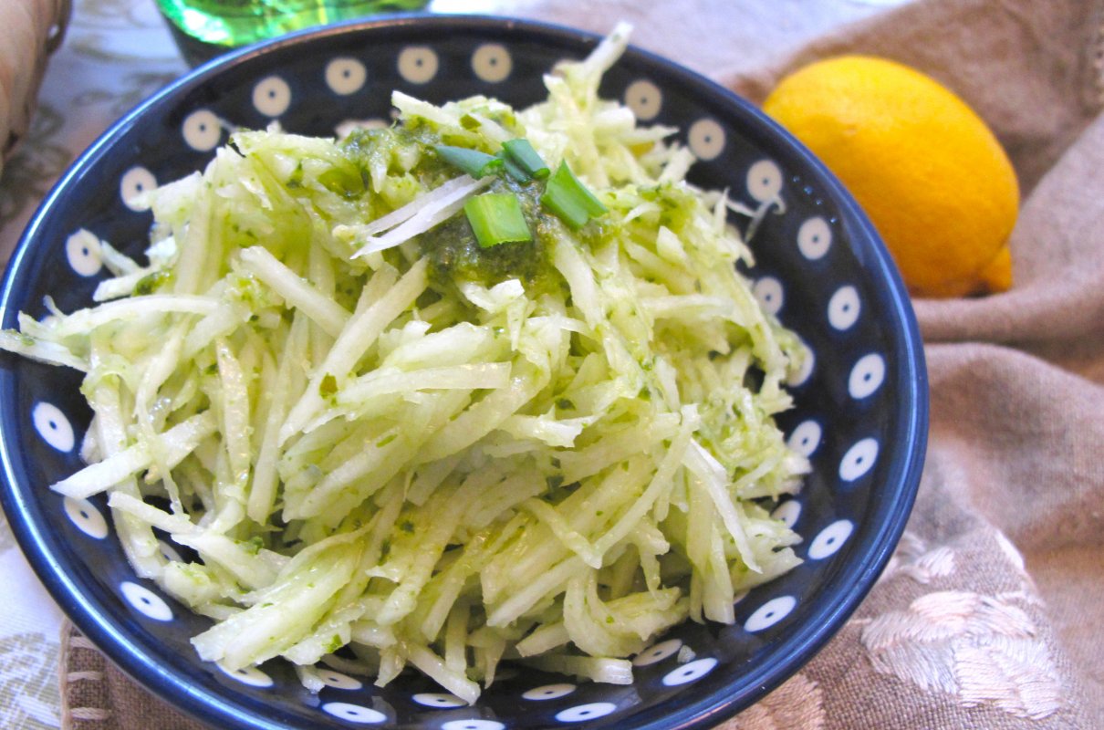 Surówka z kalarepy z pesto