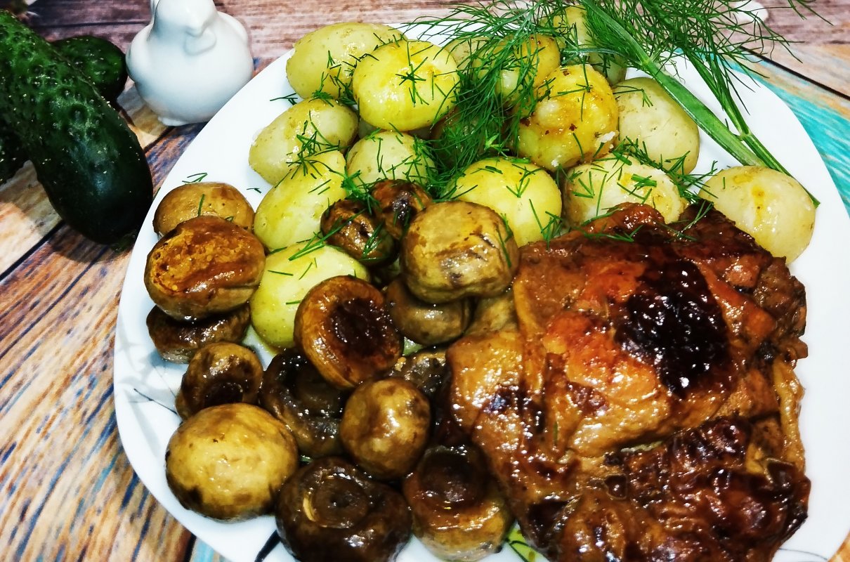 Podudzia kurczaka z malutkimi pieczarkami z sosem sojowym