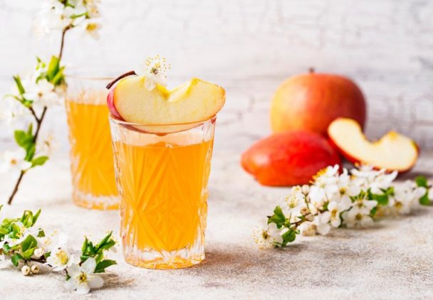 Oczyszczający koktajl z soku jabłkowego. Wyciąga toksyny z jelit i wątroby jak odkurzacz