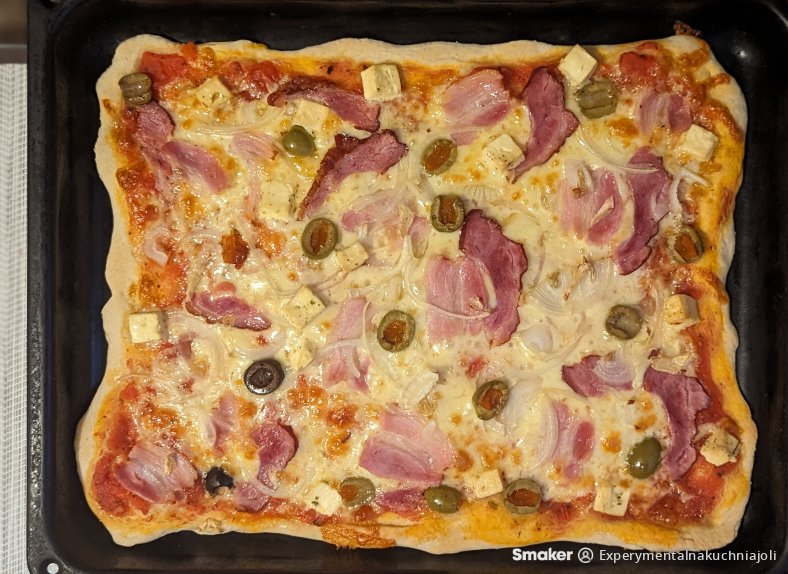  Pizza z boczkiem i oliwkami 