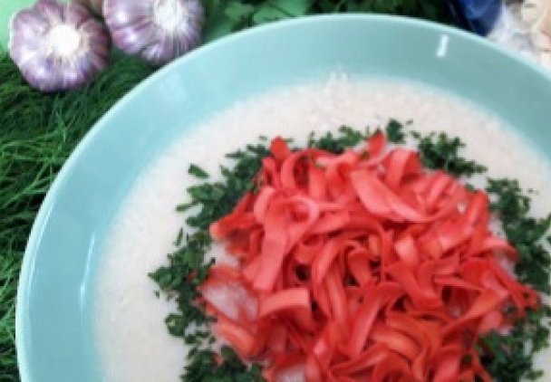 Zdrowa zupa czosnkowa z różową wstążką