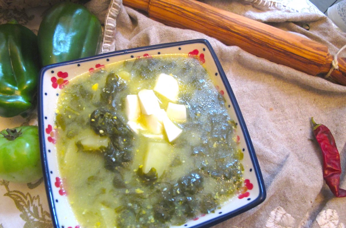 Zupa szczawiowa zabielana ugotowanym żółtkiem