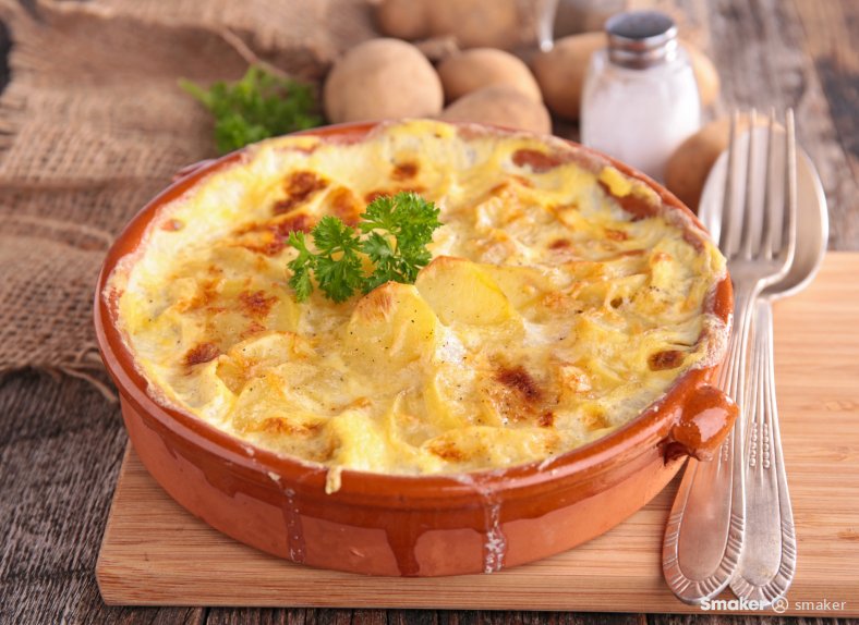  Zapiekanka ziemniaczana z kiełbasą, pieczarkami i serem 