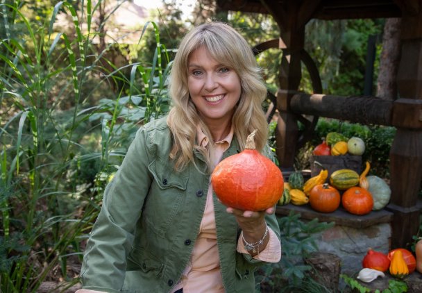 Ewa gotuje: zupa dyniowa, pierś kurczaka z kostką, ciasto z kaszą manną i śliwkami