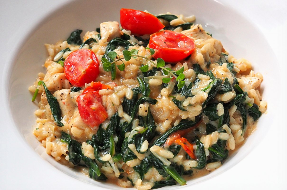 Risotto ze szpinakiem i pomidorami