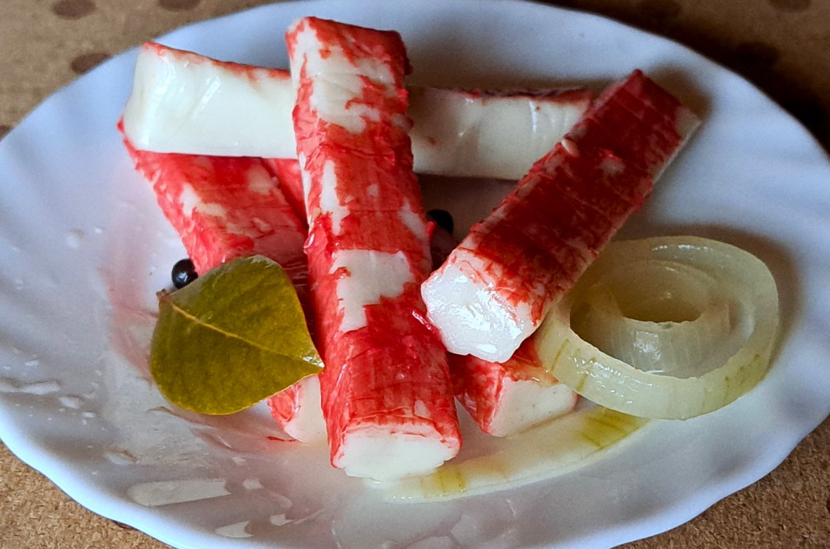 Paluszki surimi w zalewie octowej