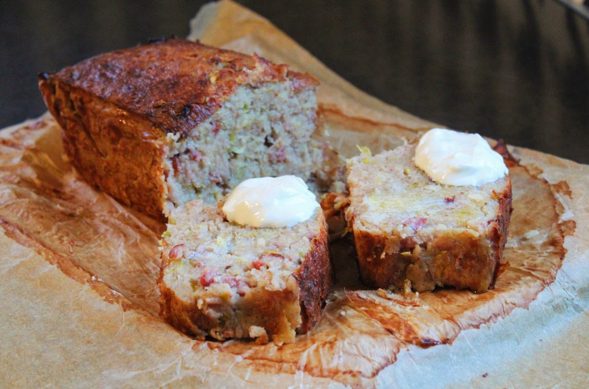 Babka ziemniaczana z mielonym mięsem i aromatyczną kiełbasa pieprzową