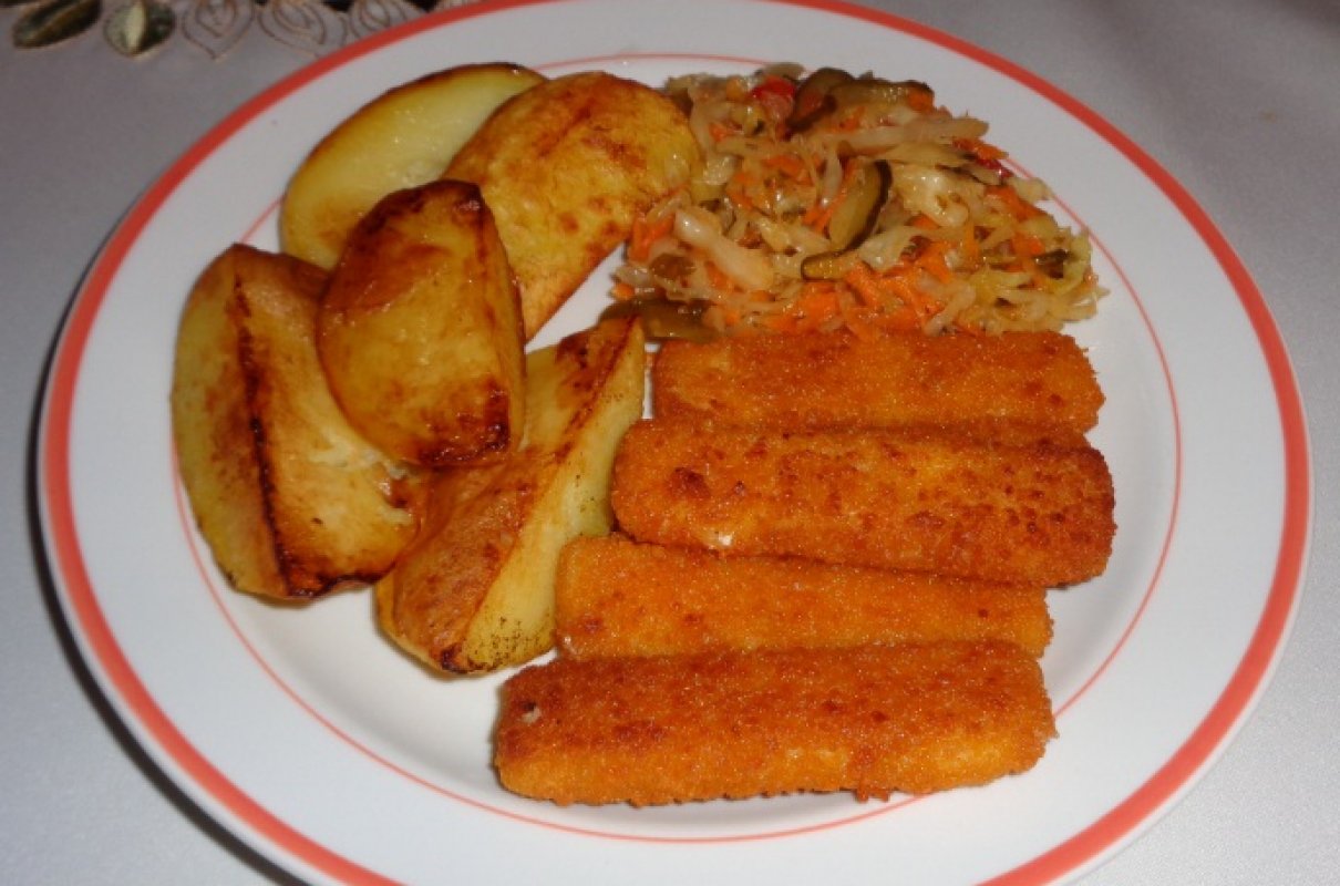 Paluszki z dorsza w panierce - pieczone ziemniaki - sałatka warzywna