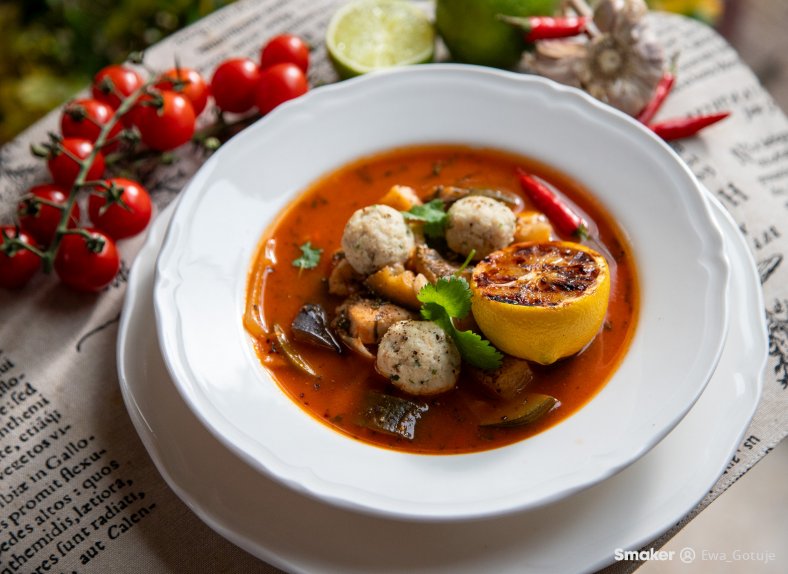  Pomidorowa zupa rybna z warzywami 