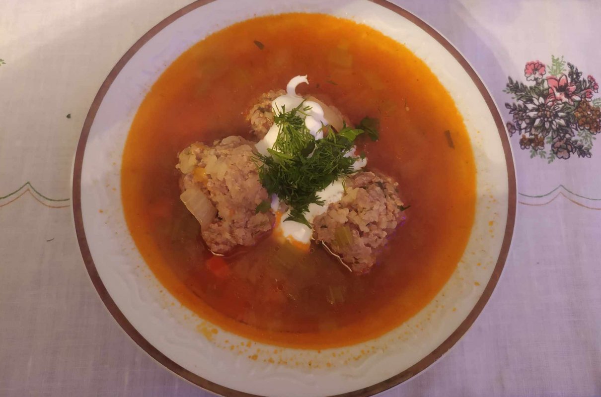 Ciorbă de perișoare - rumuńska zupa z klopsikami