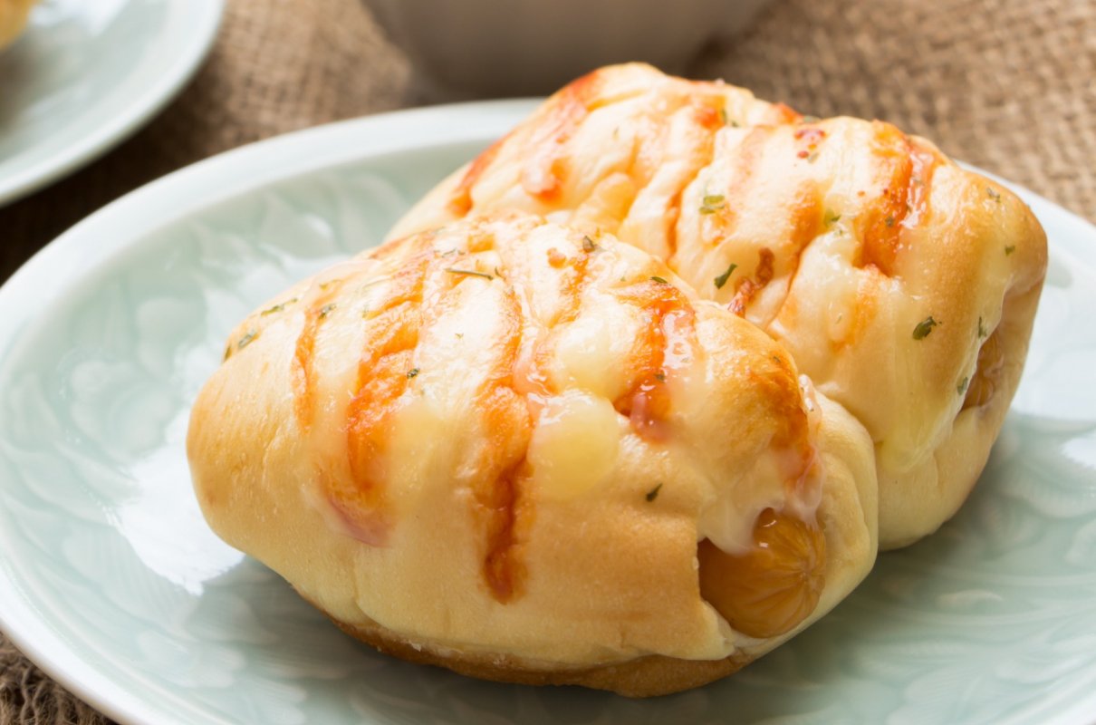 Hot dogi z ciasta francuskiego