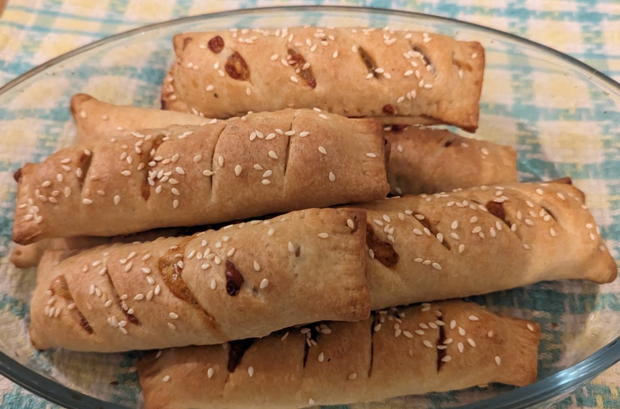 Kiełbaski chipolatas z musztardą i serem w kruchym cieście