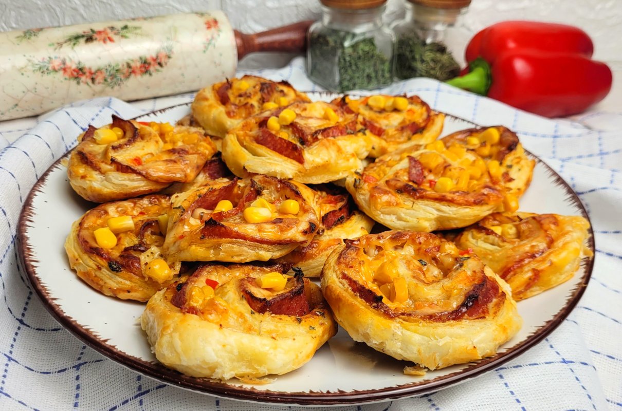 Mini Pizzerinki Z Ciasta Francuskiego - Pizzerinki z ciasta francuskiego