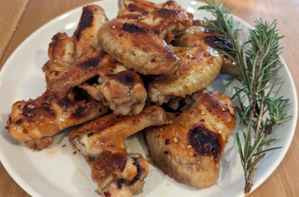 Skrzydełka miodowo-sojowe z efektem barbecue