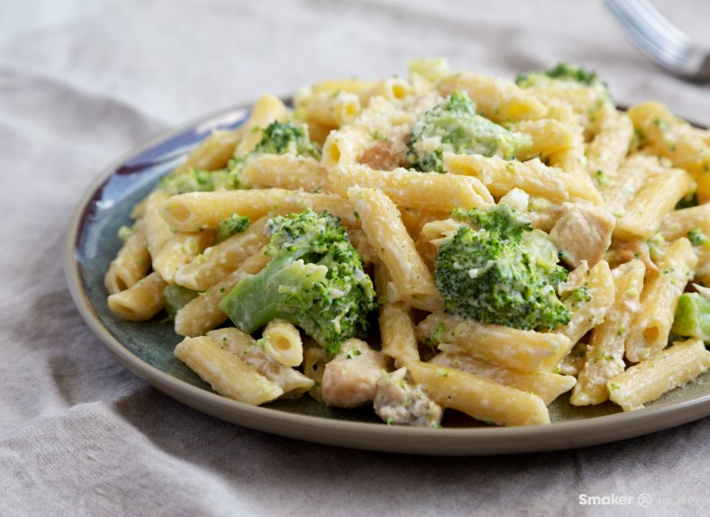  Makaron z kurczakiem i brokułami 