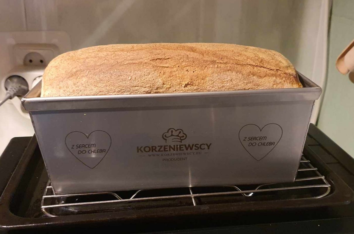 Chleb pszenny z foremki.
