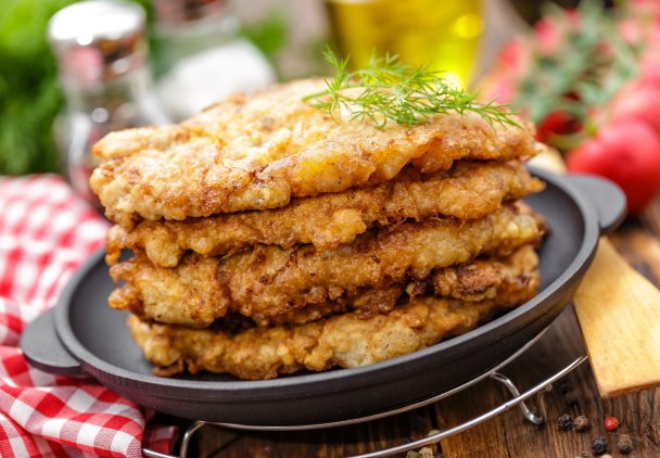 Jak bezpiecznie rozmrozić kotlety schabowe? Nigdy nie wrzucaj ich do ciepłej wody