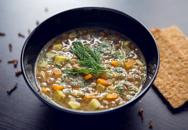 Rozgrzewający i przeciwzapalny krupnik. Dodaj tę kaszę, a wyjdzie jeszcze lepszy