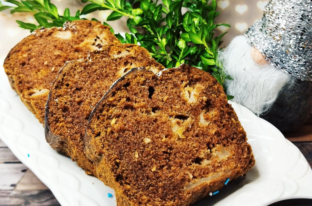 Ciasto korzenne z jabłkami i wiórkami kokosowymi