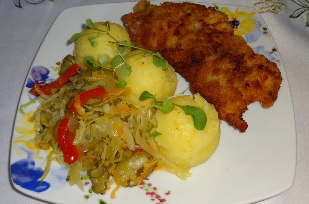 Fileta Kotlet z fileta drobiowego, ziemniaki i sałatka.